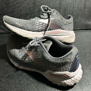 Brooks Adrenaline sneakers, Women’s size 7.5